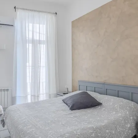 Apartment Vibrant Trastevere 2 Bedrooms On Via Del Moro