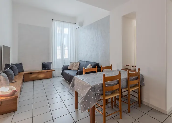 Vibrant Trastevere 2 Bedrooms On Via Del Moro Lägenhet